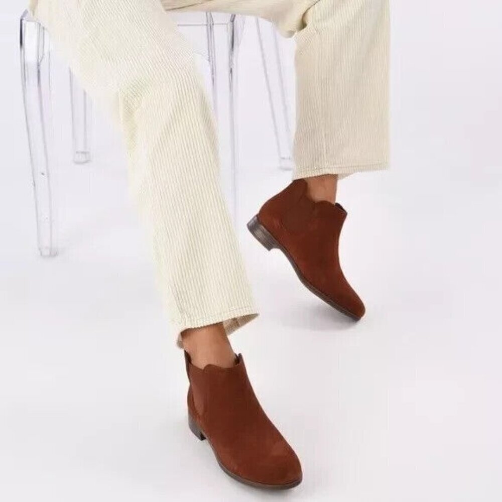 Clarks Women's 6.5 M Trish Chelsea Suede Mahogany Fall Ankle‎ Boots NEW